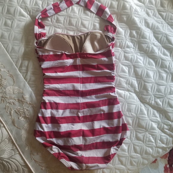 Pin-up style swimsuit - Picture 2 of 2